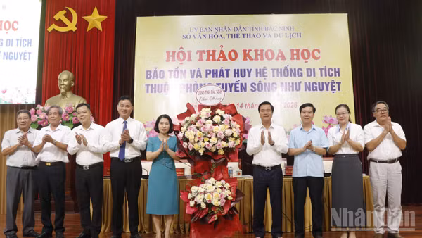 Các đồng chí lãnh đạo tỉnh tặng hoa chúc mừng Hội thảo khoa học. (Ảnh: A.T)