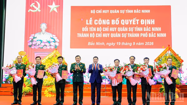 Lãnh đạo Quân khu 1 và thành phố Bắc Ninh trao Quyết định và tặng hoa chúc mừng Bộ Chỉ huy Quân sự thành phố Bắc Ninh. (Ảnh: A.T).