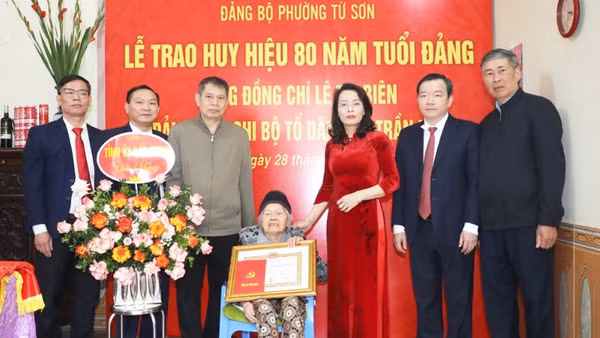 Đồng chí Nguyễn Thị Hương, Phó Bí thư Thường trực Tỉnh ủy Bắc Ninh trao Huy hiệu 80 năm tuổi Đảng tặng đảng viên Lê Thị Biên, chi bộ tổ dân phố Trần Phú, Đảng bộ phường Từ Sơn.