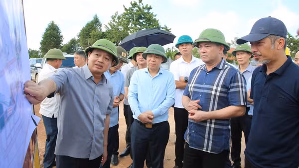 Lãnh đạo thành phố Bắc Ninh kiểm tra tại Khu tái định cư Lương Tài. ( Ảnh: LN)