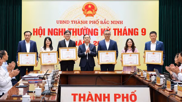 Chủ tịch Ủy ban nhân dân thành phố Bắc Ninh Phạm Hoàng Sơn trao Bằng khen tặng các tập thể, cá nhân tiêu biểu. (Ảnh: ĐT)