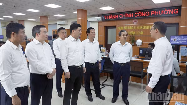 Đồng chí Bí thư Tỉnh ủy Bắc Ninh Nguyễn Hồng Thái cùng các đồng chí lãnh đạo tỉnh kiểm tra tại Trung tâm phục vụ hành chính công phường Từ Sơn. (Ảnh: M.A)