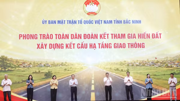 Các đại biểu thực hiện nghi thức phát động Phong trào.