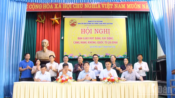 Ký kết biên bản bàn giao mặt bằng khu dân cư Trại Quỳnh Bội, thôn Quỳnh Phú để triển khai dự án Cảng hàng không quốc tế Gia Bình. (Ảnh: A.T)