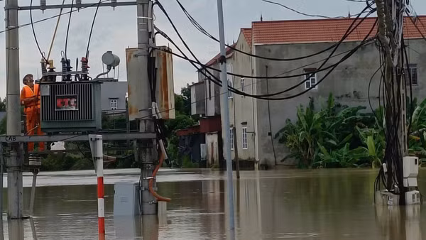 Nhân viên Điện lực Yên Thế chủ động cắt điện bảo đảm an toàn tại Trạm biến áp Đồi Hồng xã Bố Hạ. (Ảnh: Đ.L)
