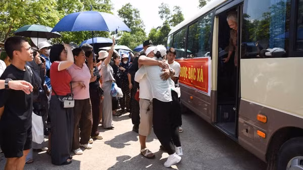 Những vòng tay ôm chặt khi gặp lại người thân.