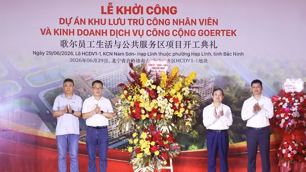 Lãnh đạo tỉnh Bắc Ninh tặng hoa chúc mừng lễ khởi công.