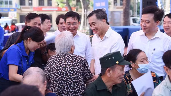 Tại Bắc Ninh, chương trình khám bệnh, cấp thuốc và tặng quà tri ân người có công với cách mạng “Vì một Việt Nam khỏe mạnh hơn năm 2026” đã khám, tặng quà 500 người có công.
