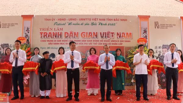 Các đại biểu cắt băng khai mạc triển lãm.