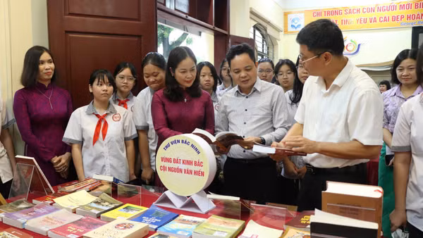 Các đại biểu tham quan, tìm hiểu không gian trưng bày tại Thư viện Bắc Ninh. (Ảnh: A.T)
