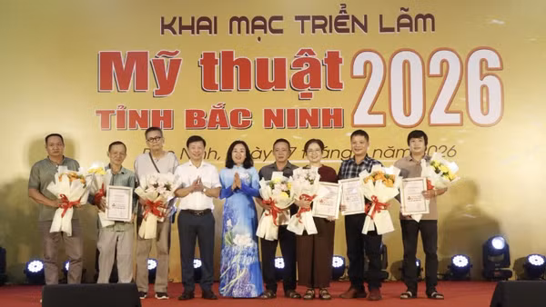 Ban Tổ chức tặng hoa, chúc mừng các tác giả đoạt giải.