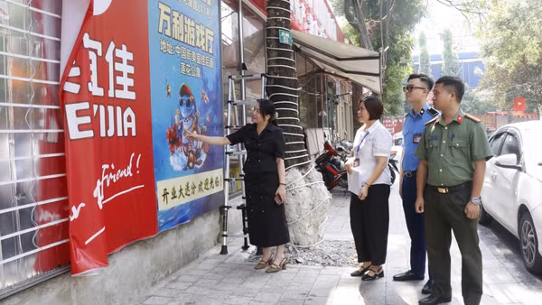Tổ kiểm tra liên ngành phường Kinh Bắc, Bắc Ninh kiểm tra hoạt động quảng cáo ngoài trời. (Ảnh: TT)