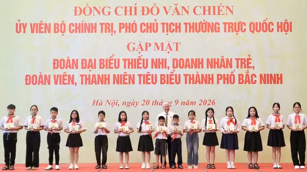 Đồng chí Đỗ Văn Chiến, Ủy viên Bộ Chính trị, Phó Chủ tịch Thường trực Quốc hội tặng quà thiếu nhi tiêu biểu thành phố Bắc Ninh. (Ảnh: T.Đ)