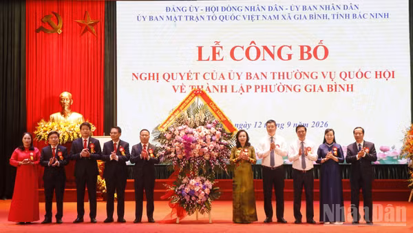 Các đồng chí lãnh đạo tỉnh Bắc Ninh chúc mừng Đảng bộ, chính quyền và nhân dân Gia Bình. ( Ảnh: A.T)