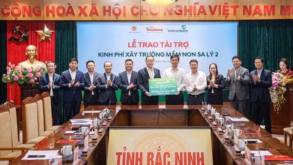 Lãnh đạo Vietcombank đã trao biển biểu trưng kinh phí 10 tỷ đồng hỗ trợ xây dựng Trường mầm non Sa Lý 2. 