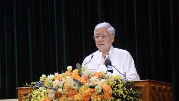 Phó Chủ tịch Thường trực Quốc hội Đỗ Văn Chiến phát biểu tại hội nghị.