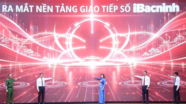 Các đại biểu thực hiện nghi thức ra mắt nền tảng giao tiếp số iBacNinh. (Ảnh: LN)