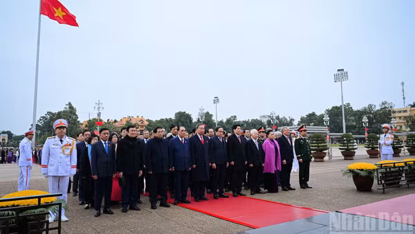 Tổng Bí thư Tô Lâm, Chủ Tịch nước Lương Cường, Thủ tướng Phạm Minh Chính, Chủ tịch Quốc hội Trần Thanh Mẫn, Thường trực Ban Bí thư Trần Cẩm Tú cùng các đồng chí lãnh đạo, nguyên lãnh đạo Đảng, Nhà nước và các đại biểu Quốc hội thành kính tưởng nhớ công lao to lớn của Chủ tịch Hồ Chí Minh
