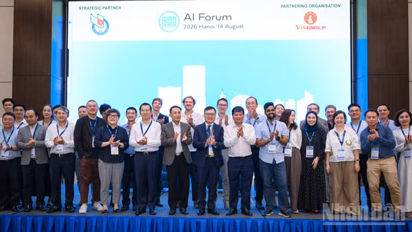 Các đồng chí lãnh đạo Hội Nhà báo Việt Nam và các đại biểu tham dự Diễn đàn Trí tuệ nhân tạo WAN-IFRA 2026.
