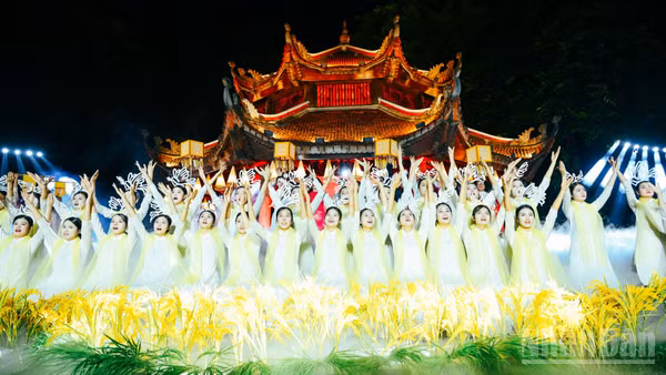 Ca khúc "Tự nguyện" vang lên tại không gian Vườn Giám trong chương trình Khai Văn thuộc chuỗi các sự kiện của Festival Thăng Long-Hà Nội lần thứ II. (Ảnh: BẢO LONG)
