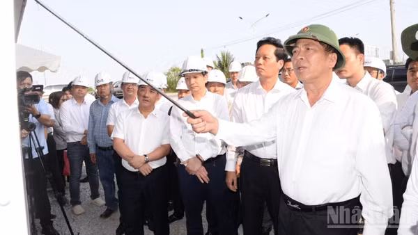Bộ trưởng Xây dựng Trần Hồng Minh kiểm tra tiến độ Dự án mở rộng cao tốc Thành phố Hồ Chí Minh-Trung Lương-Mỹ Thuận.