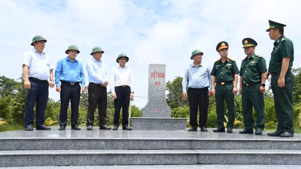 Đoàn công tác nắm tình hình biên giới tại Cột mốc biên giới số 42. (Ảnh: Nguyễn Lân)