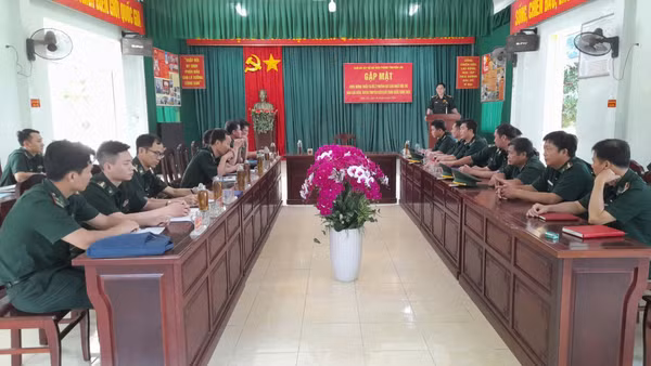 Quang cảnh gặp mặt, tuyên dương Thiếu tá Vũ Lý Huỳnh. (Ảnh: Xuân Điền)