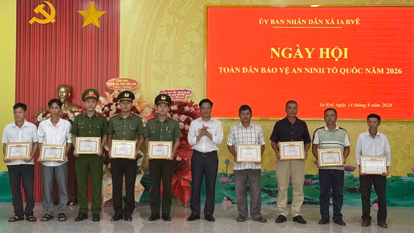 Lãnh đạo xã Ia Rvê tặng giấy khen các tập thể, cá nhân tiêu biểu. (Ảnh: Trung Hải).