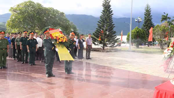 Các đồng chí lãnh đạo Bộ Chỉ huy Quân sự tỉnh Đắk Lắk và các địa phương dâng hoa tại Nghĩa trang Liệt sĩ xã Krông Bông, tưởng niệm các Anh hùng liệt sĩ trước khi lấy mẫu sinh phẩm. (Ảnh: Phan Tuân)