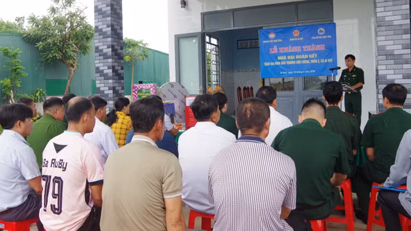 Quang cảnh buổi lễ khánh thành và bàn giao công trình “Nhà Đại đoàn kết” tặng gia đình ông Trương Hữu Lương. (Ảnh: DÂN QUÂN)