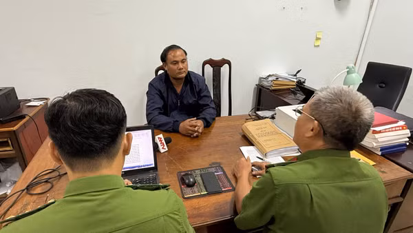 Đối tượng Nguyễn Hồng Lĩnh tại cơ quan Công an. (Ảnh: SỸ ĐỨC)