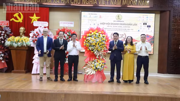 Đại diện Ủy ban nhân dân tỉnh Đắk Lắk tặng lẵng hoa chúc mừng Hiệp hội Doanh nhân Đắk Lắk nhân 1 năm thành lập. (Ảnh: NGUYỄN CÔNG LÝ)