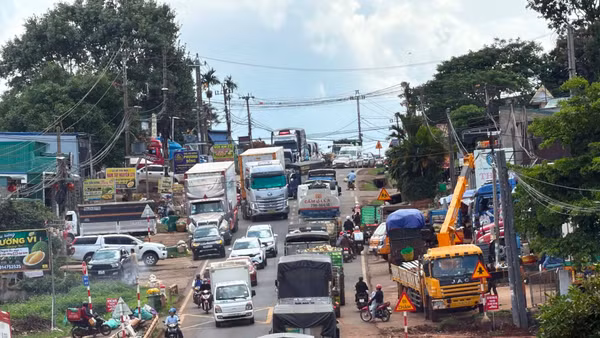 Trong những ngày qua, tình trạng ùn tắc giao thông trên Quốc lộ 26 đoạn từ Buôn Ma Thuột về xã Krông Pắc thường xuyên xảy ra. (Ảnh: MINH PHƯƠNG)