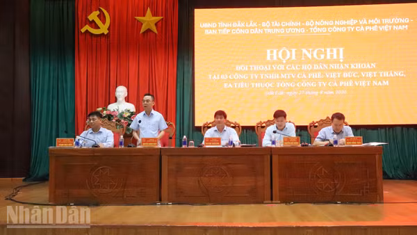 Đồng chí Nguyễn Hồng Điệp, Trưởng Ban Tiếp công dân Trung ương (Thanh tra Chính phủ) phát biểu tại buổi đối thoại. (Ảnh: CÔNG LÝ)