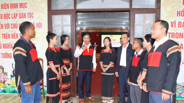 Đồng chí Lương Nguyễn Minh Triết, Ủy viên Trung ương Đảng, Bí thư Tỉnh ủy Đắk Lắk, Trưởng đoàn đại biểu Quốc hội tỉnh Đắk Lắk (người đứng thứ 4 từ trái sang) thăm, động viên đồng bào dân tộc thiểu số xã Cư Pui. (Ảnh: Nguyễn Công Lý)
