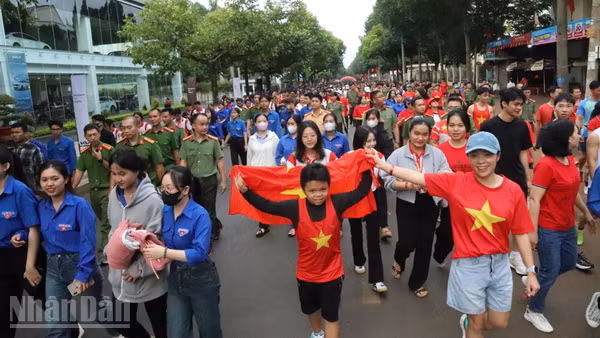 Các lực lượng tham gia đi bộ trong chương trình "Cùng Việt Nam tiến bước" năm 2025 tại Đắk Lắk. (Ảnh: NGUYỄN CÔNG LÝ)