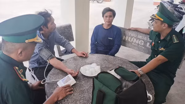 2 ngư dân được quân y Đồn Biên phòng Hòa Hiệp chăm sóc sức khỏe. (Ảnh: Ngọc Lân).