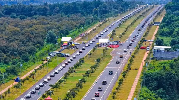 Đoàn xe bán tải chở sầu riêng dài nhất thế giới trên đường Võ Nguyên Giáp, phường Tân Lập, tỉnh Đắk Lắk. (Ảnh: CTV)