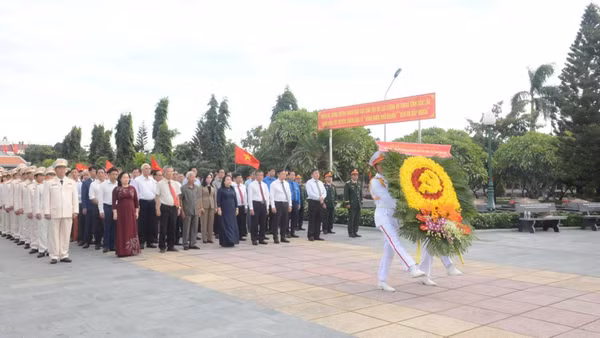 Các đồng chí Thường trực Tỉnh ủy, Hội đồng nhân dân, Ủy ban nhân dân, Ủy ban Mặt trận Tổ quốc Việt Nam tỉnh Đắk Lắk và các địa phương dâng hương tưởng nhớ công ơn các anh hùng liệt sĩ tại lễ truy điệu. (Ảnh: CTV)