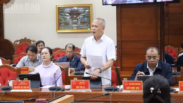 Giám đốc Sở Y tế tỉnh Đắk Lắk Nay Phi La tại một cuộc họp của Ủy ban nhân dân tỉnh. (Ảnh: Nguyễn Công Lý)