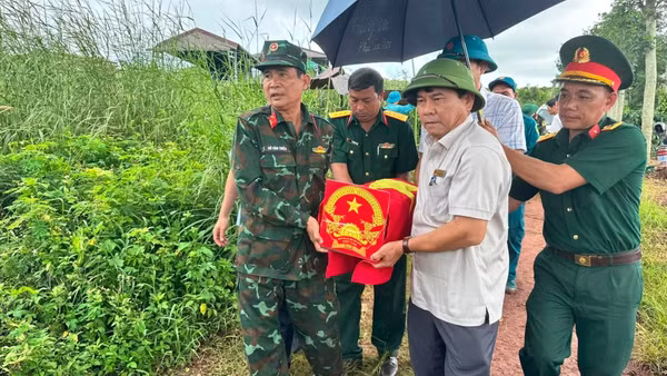 Lãnh đạo Đảng ủy, Ủy ban nhân dân xã, Ban Chỉ huy Quân sự xã Krông Búk và Đội K51 đưa hài cốt liệt sĩ về nơi thờ cúng. (Ảnh: Quốc Khánh)