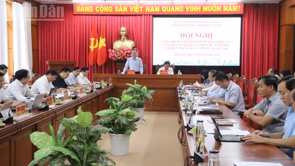 Đồng chí Nguyễn Thanh Nghị, Ủy viên Bộ Chính trị, Bí thư Trung ương Đảng, Trưởng ban Chính sách Chiến lược Trung ương, Trưởng đoàn kiểm tra, giám sát phát biểu tại hội nghị. (Ảnh: Nguyễn Công Lý)