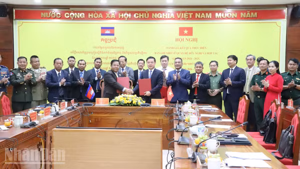 Lãnh đạo hai tỉnh Đắk Lắk và Mondulkiri ký kết hợp tác giai đoạn 2026 - 2030. (Ảnh: Nguyễn Công Lý).