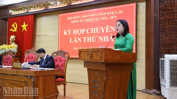 Đồng chí Cao Thị Hòa An, Ủy viên Trung ương Đảng, Phó Bí thư Thường trực Tỉnh ủy, Chủ tịch Hội đồng nhân dân tỉnh Đắk Lắk phát biểu tại kỳ họp.