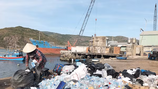 Rác thải được phân loại ngay tại cảng khi tàu cập bờ. Ảnh: Vân Sơn