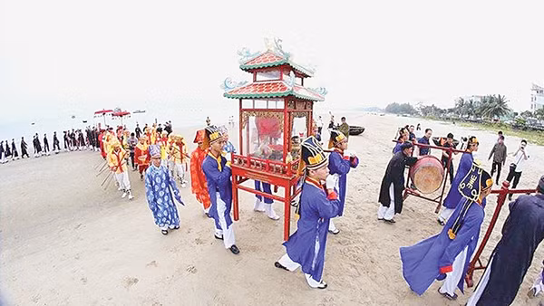 Nghi lễ rước nghinh thần trước biển tại lễ Cầu ngư, làng Nam Ô (thành phố Đà Nẵng). Ảnh: Trần Lê Lâm
