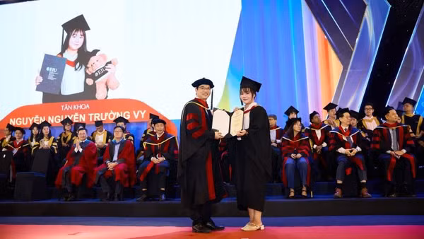 Tiến sĩ Ngô Minh Đức, Hiệu trưởng Trường đại học Quốc tế Miền Đông trao bằng tốt nghiệp cho các tân cử nhân, tân kỹ sư. (Ảnh: EIU cung cấp).