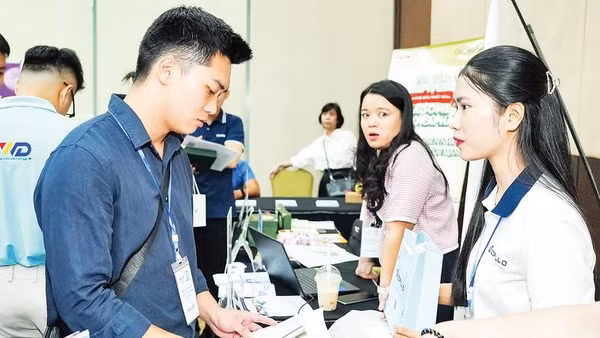 Các doanh nghiệp trao đổi thông tin sản phẩm, lĩnh vực hoạt động tại Diễn đàn Kinh tế Thủ đô lần thứ 2, năm 2026.