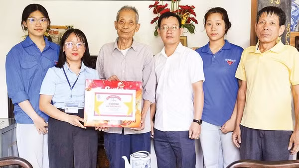 Cán bộ Tổ Hành chính công xung kích của Chi nhánh số 9 hỗ trợ thực hiện thủ tục hành chính và tặng quà cho cựu chiến binh Nguyễn Xuân Tùng trong dịp kỷ niệm các ngày lễ.