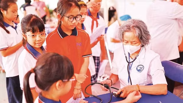 Trạm Y tế phường Yên Hòa khám sức khỏe miễn phí cho học sinh Trường tiểu học Nguyễn Siêu.